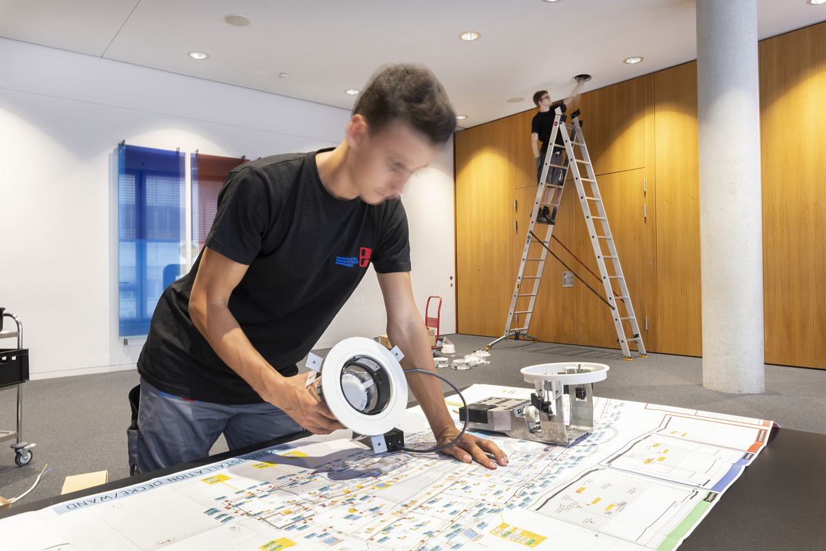 Installing ERCO Quintessence LED downlights at Sparkasse Ulm for improved lighting.