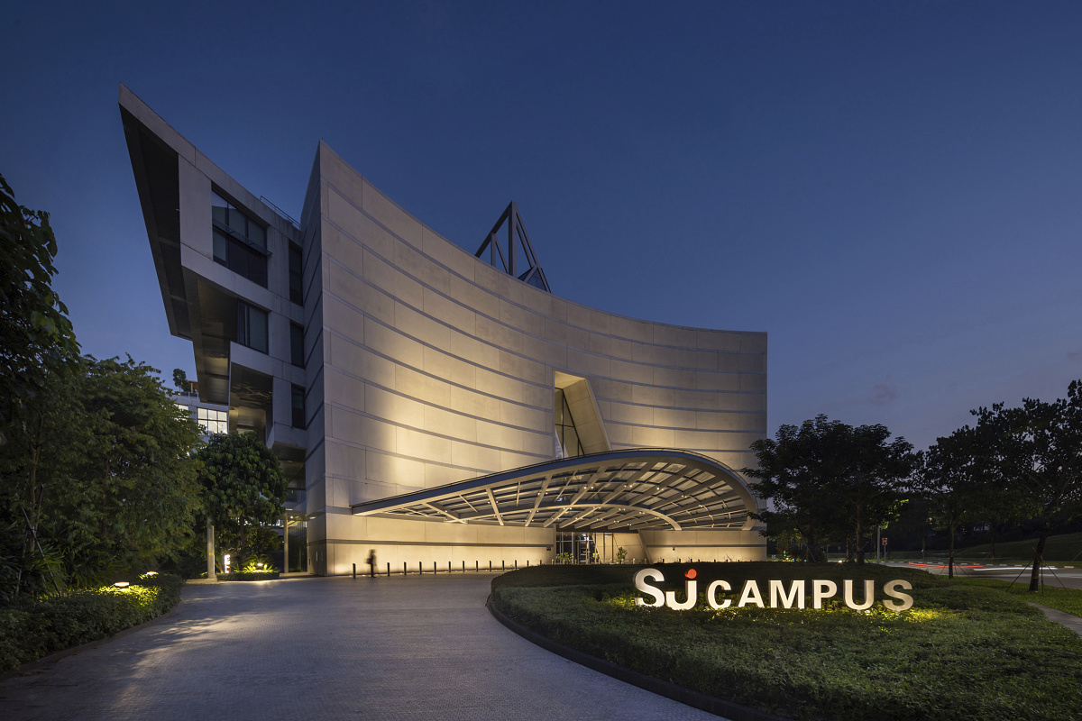 Surbana Jurong Campus building illuminated with ERCO LED lighting in Singapore.