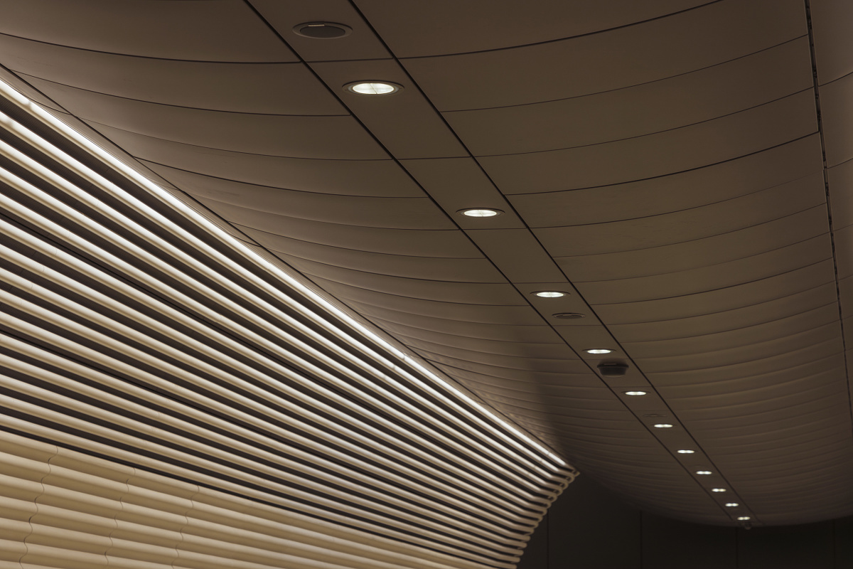 ERCO downlights illuminate the ceiling of Gadigal Metro Station, Sydney, providing uniform lighting.