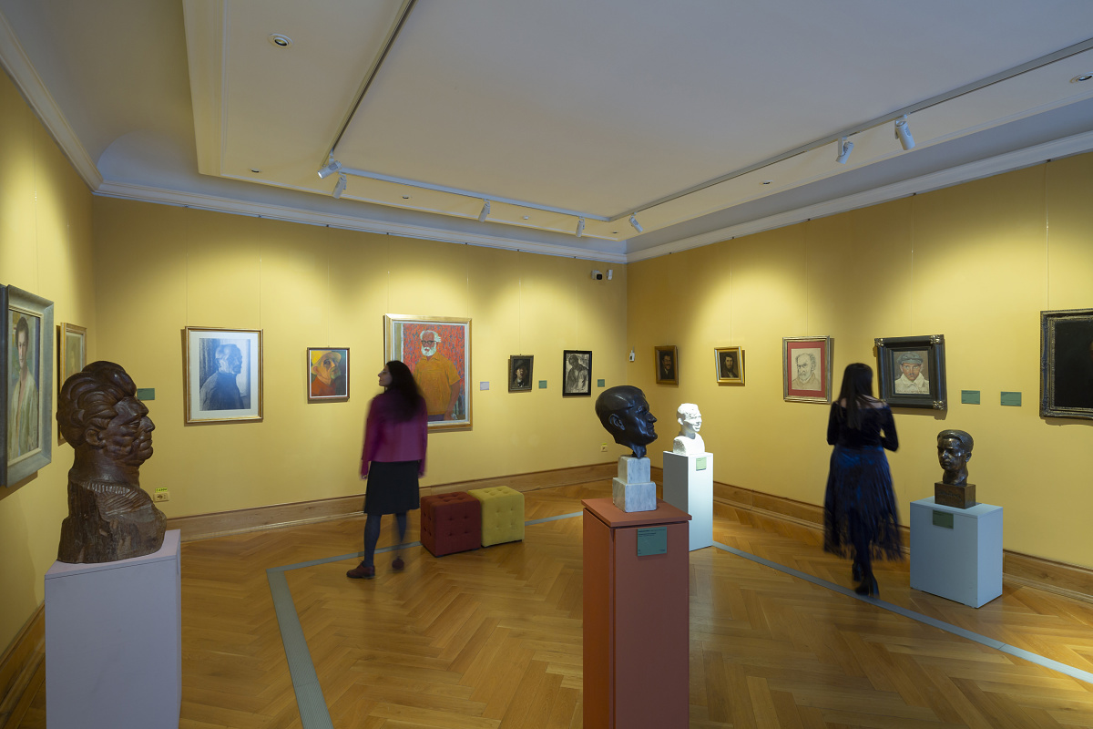 ERCO LED lighting at Timisoara Art Museum: Flexible spotlights illuminate art, shaping exhibition concepts.