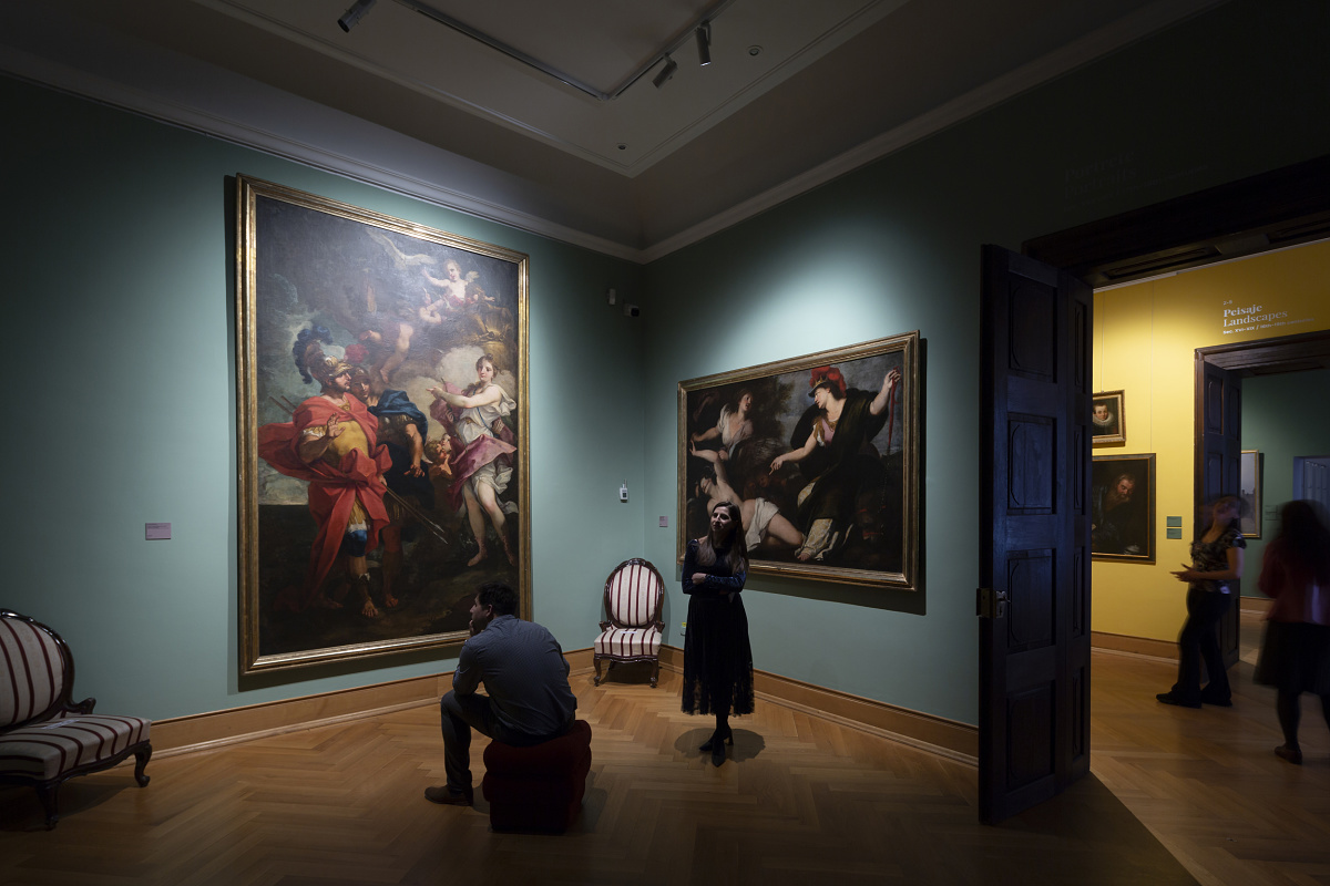 ERCO LED spotlights illuminate paintings in the Timisoara Art Museum, creating flexible exhibition lighting.