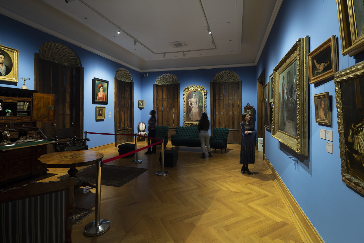 ERCO LED spotlights illuminate artworks in the Timisoara Art Museum, creating flexible exhibition lighting.