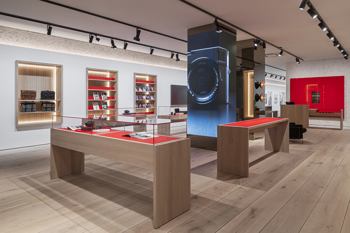 ERCO track and singlets for flexible indoor lighting in a retail space.