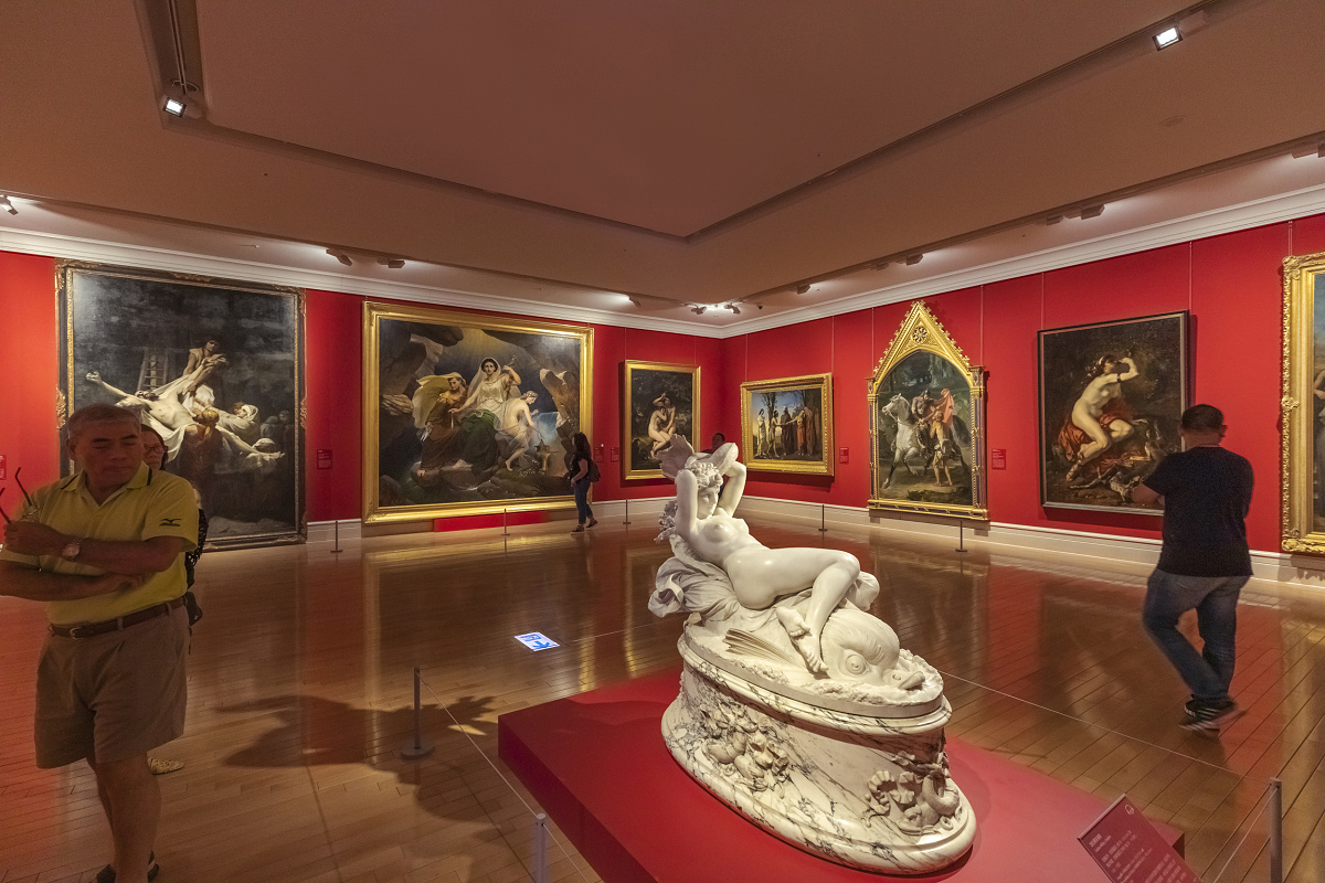 Museum gallery featuring sculpture and paintings, illuminated by ERCO track lighting for flexible arrangement.