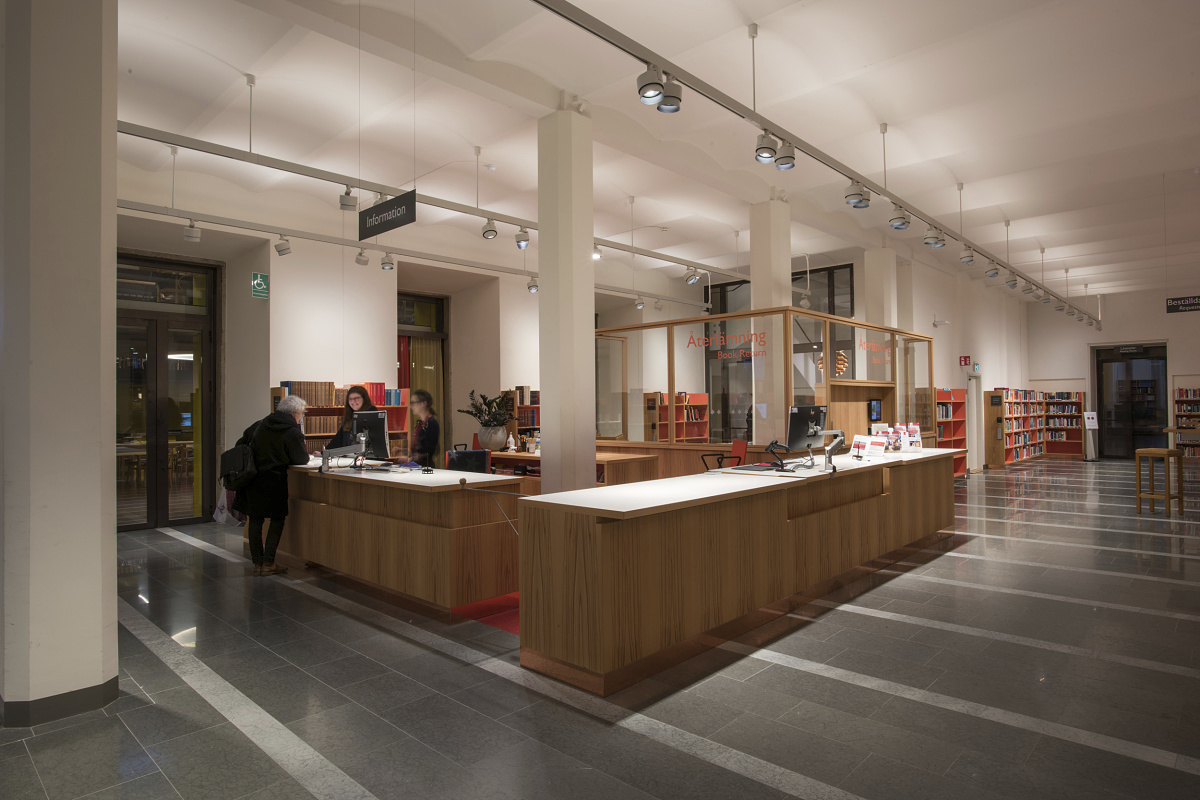 ERCO track lights with flexible spotlights in a library, enabling adaptable lighting.