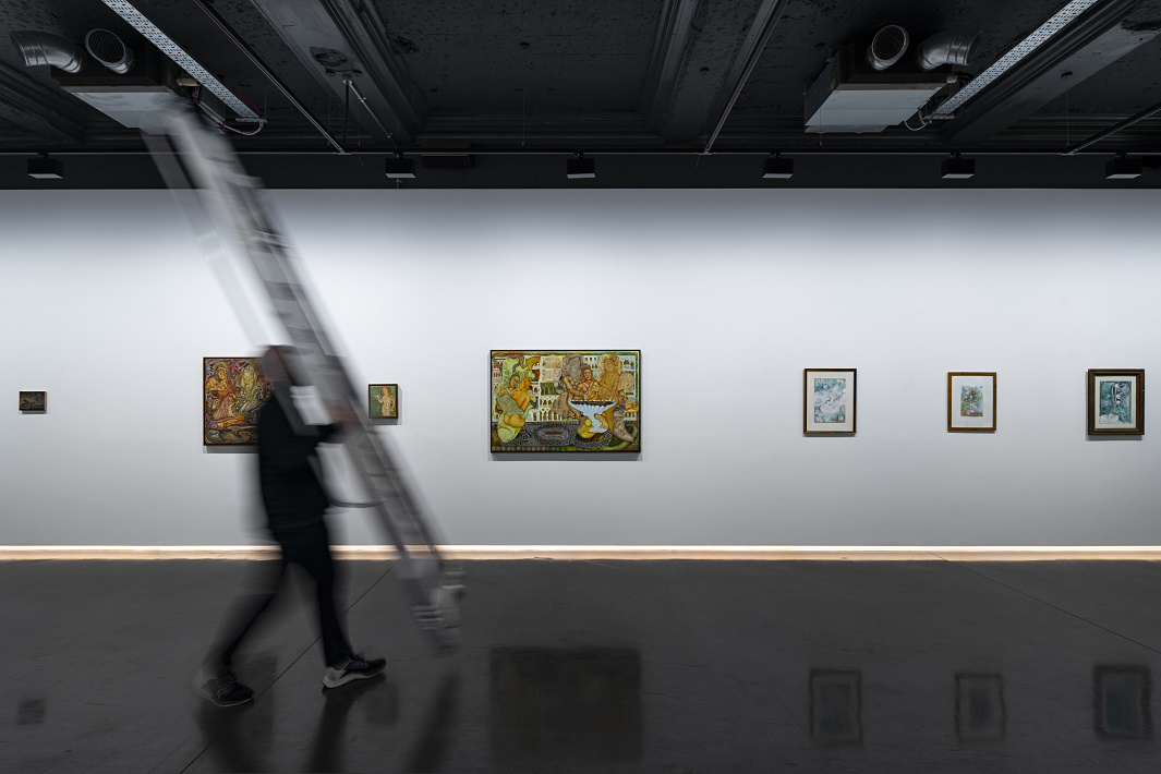 ERCO LED lighting at Unit Gallery, London, during installation. Art exhibition with flexible lighting.