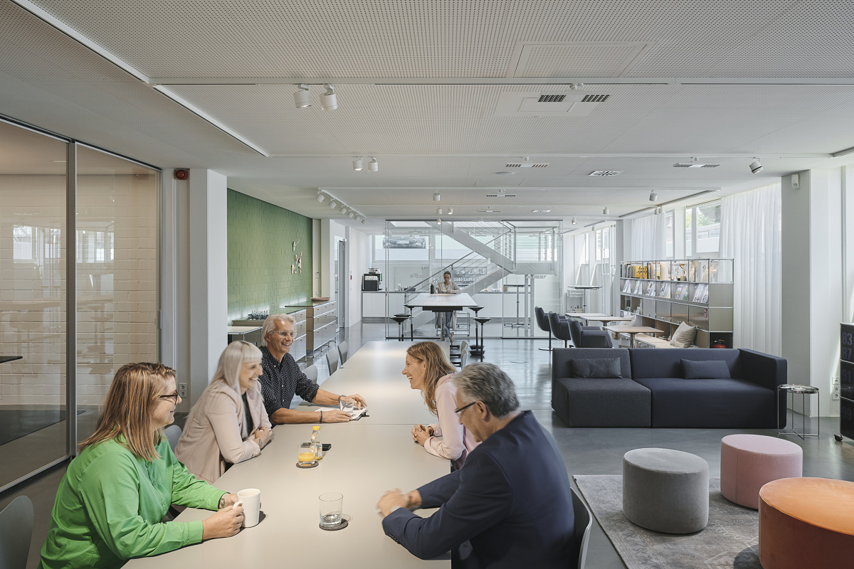 USM Show Office featuring flexible ERCO track downlights for adaptable office lighting.