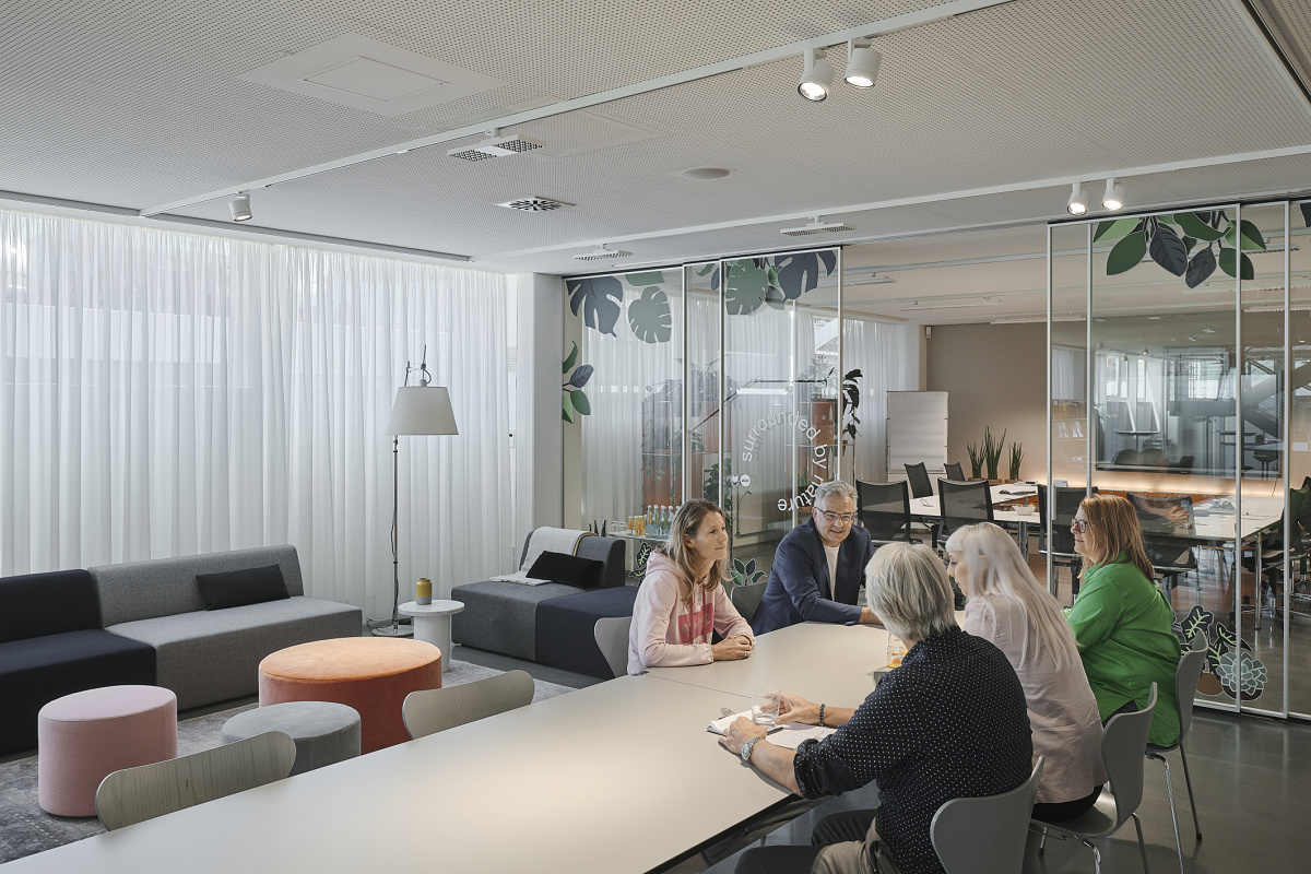 Flexible office lighting with ERCO Jilly downlights and Parscan spotlights in the USM Show Office.