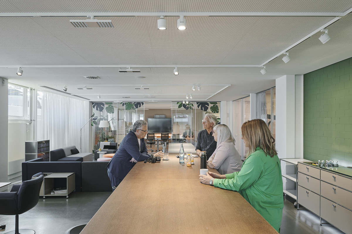 Flexible ERCO office lighting with Jilly downlights and Parscan spotlights in the USM Show Office.