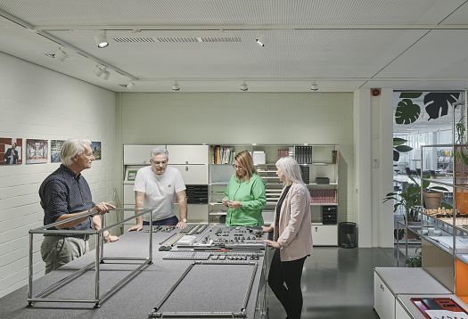 USM Show Office: Mitarbeiter planen mit ERCO Jilly Downlights und Parscan Strahlern flexible Bürobeleuchtung.