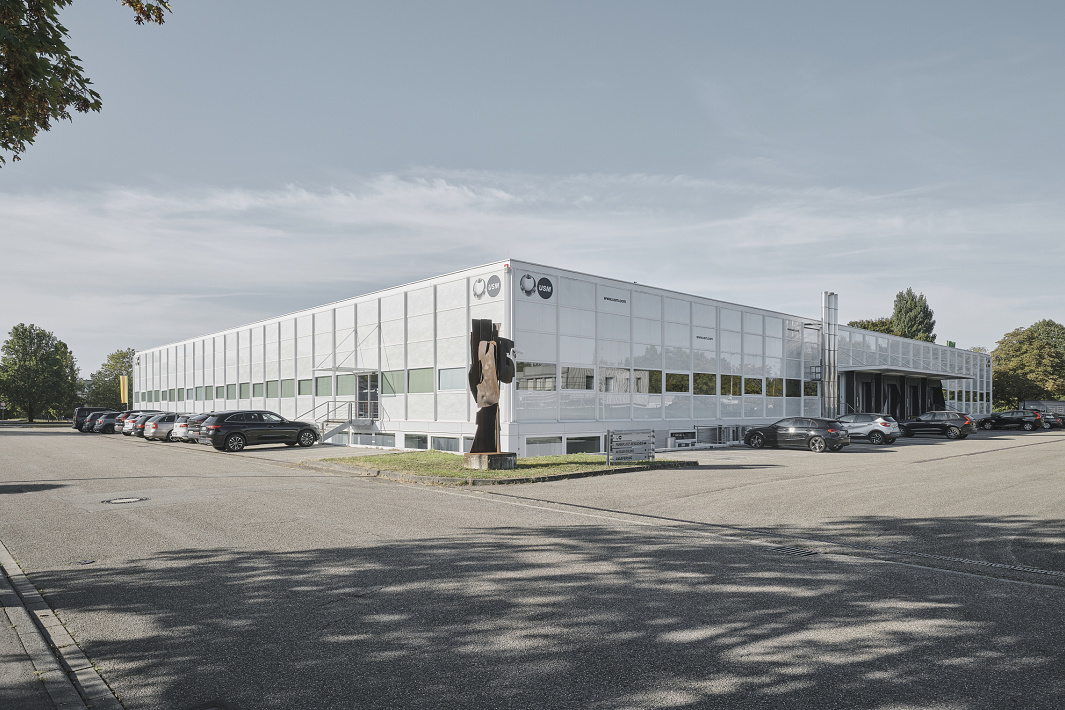 USM Show Office in Bühl: Flexible office lighting with ERCO track downlights, customizable to user needs.