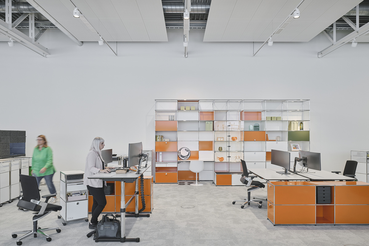 Flexible office lighting with ERCO Jilly downlights and Parscan spotlights in the USM Show Office.