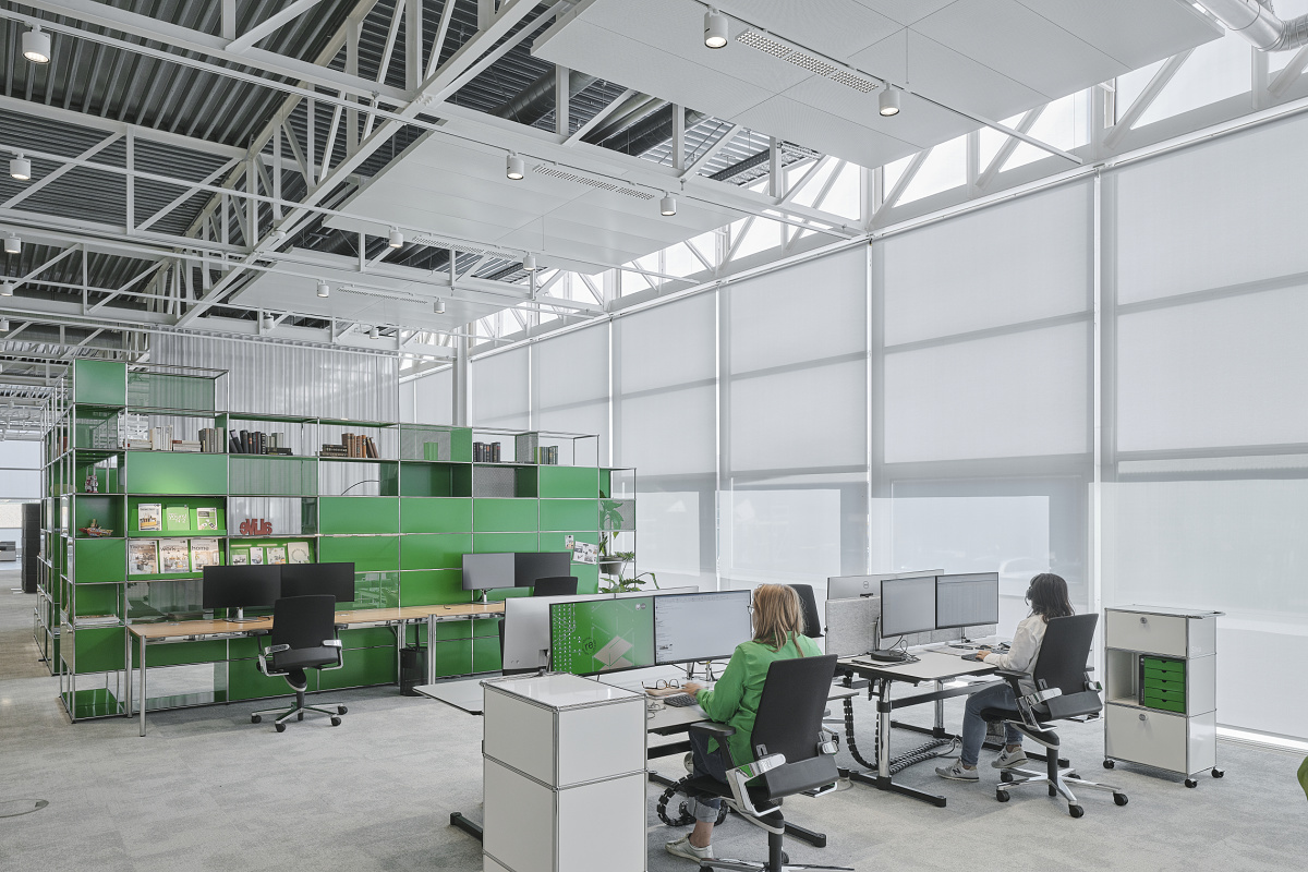 USM Show Office featuring ERCO Jilly downlights and Parscan spotlights for flexible office lighting.