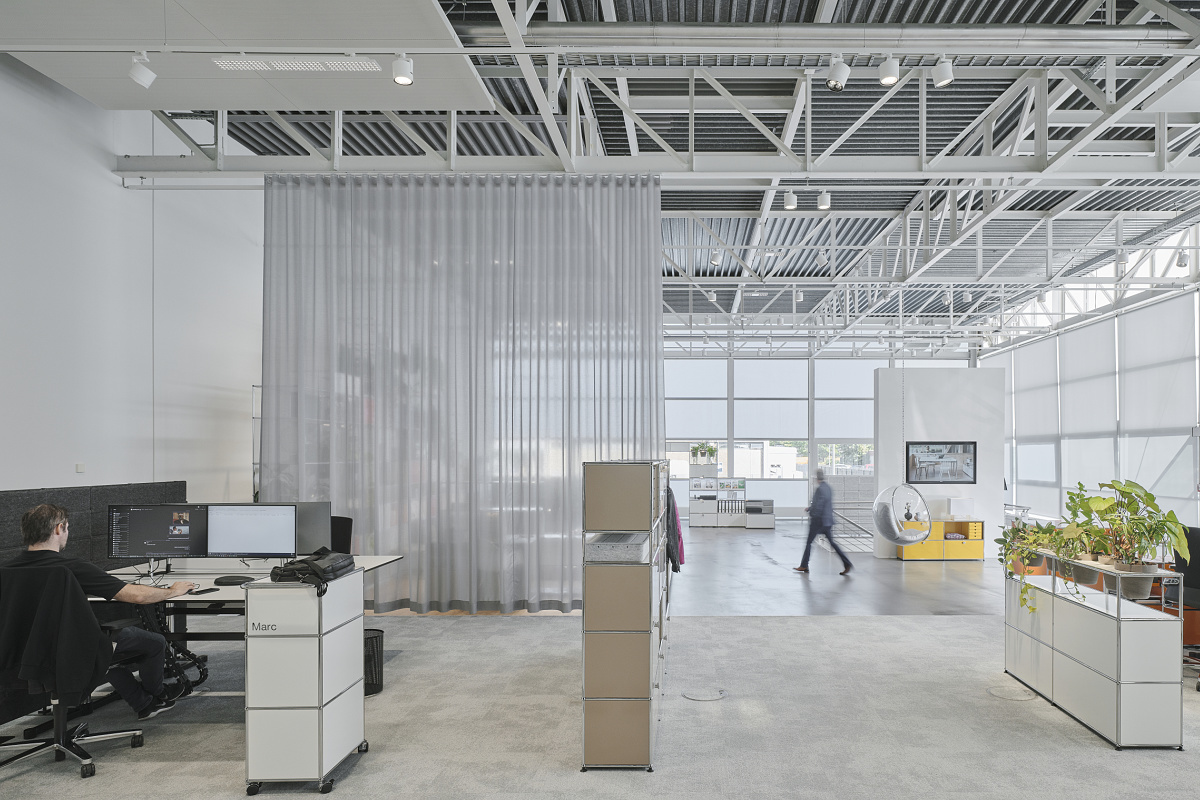 Flexible office lighting with ERCO Jilly downlights and Parscan spotlights in the USM Show Office.