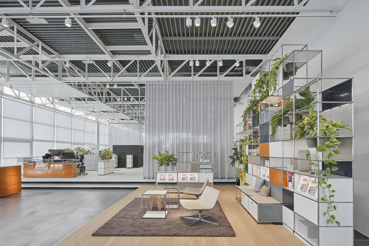 Flexible office lighting with ERCO Jilly downlights and Parscan spotlights in the USM Show Office.