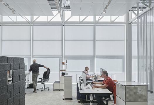 USM Show Office featuring ERCO Jilly downlights: Flexible workplace lighting with customizable light.