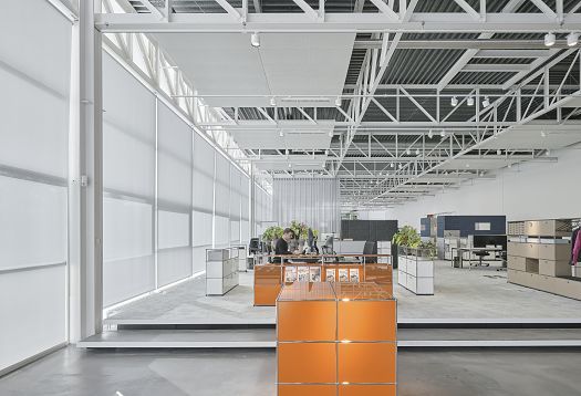 USM Show Office featuring ERCO Jilly downlights and Parscan spotlights for flexible office lighting.