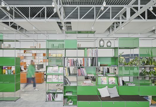 Flexible USM modular furniture in the Show Office with ERCO lighting for adaptable office illumination.
