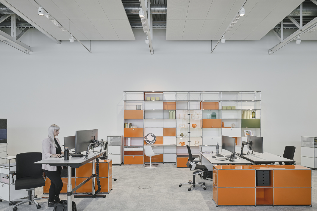 Flexible office lighting with ERCO Jilly downlights and Parscan spotlights in the USM Show Office.