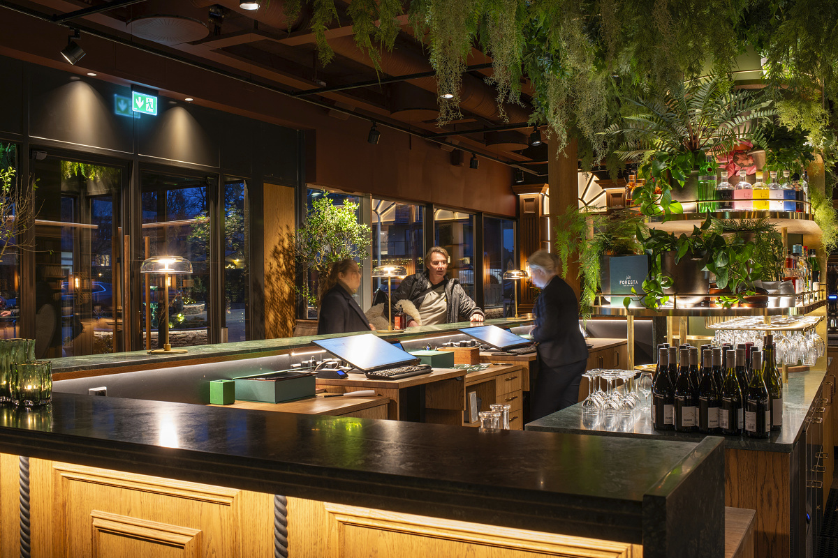 Hotel Villa Foresta reception area featuring ERCO LED lighting for an inviting ambiance.