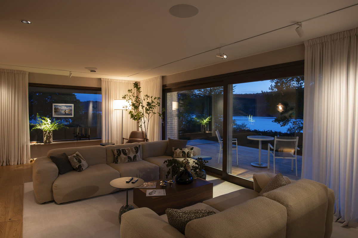 ERCO LED lighting at Villa Lakeside, Gothenburg: Axis recessed spotlights and Parscan spotlights create a warm ambiance.