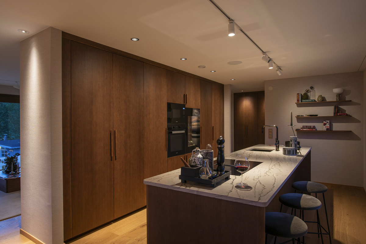ERCO LED lighting with Parscan spotlights and Axis recessed spotlights in Villa Lakeside, Gothenburg.