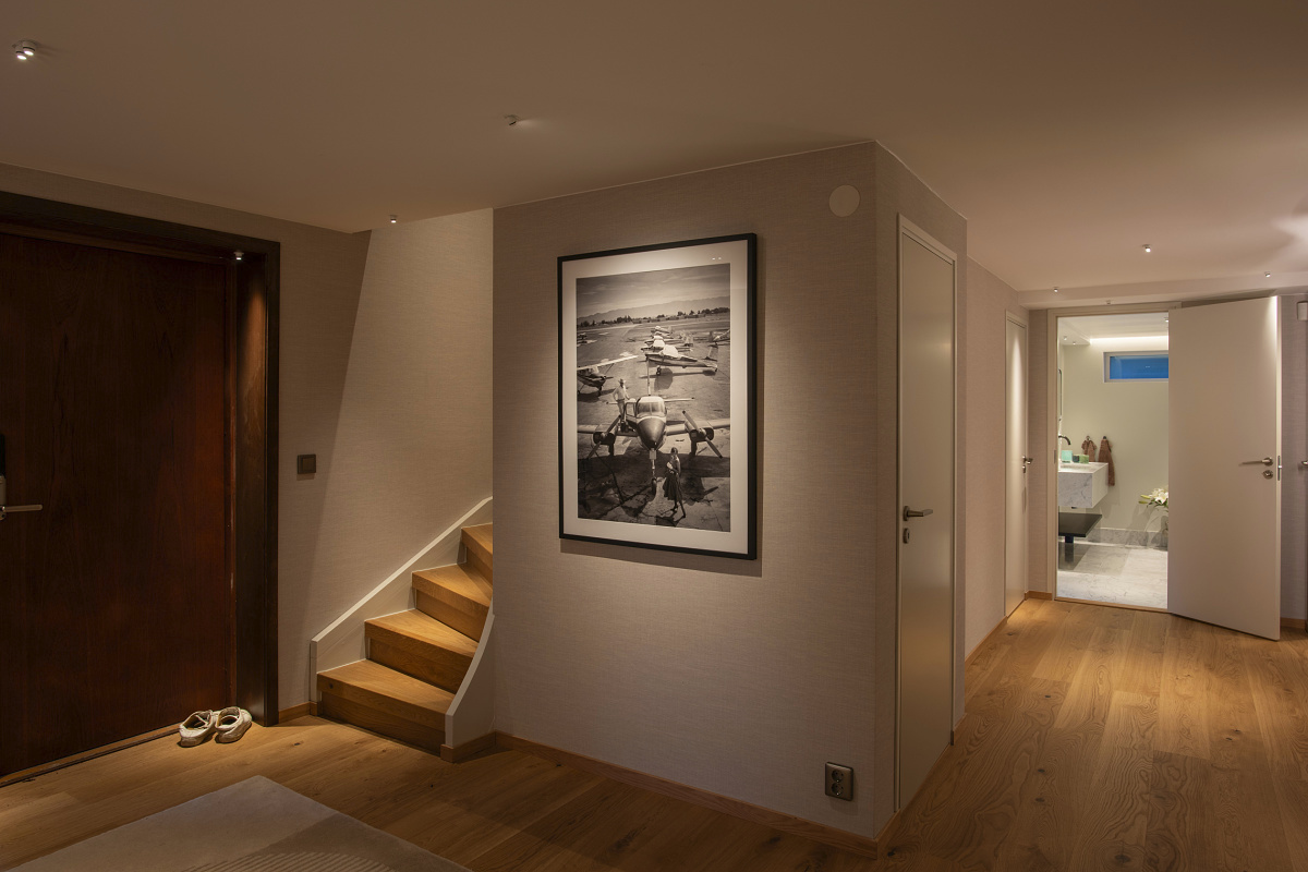 Villa Lakeside hallway featuring ERCO downlights and wallwashers for a warm, inviting atmosphere.