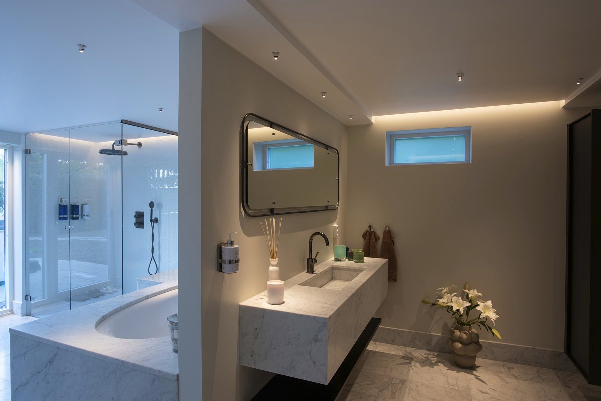 Villa Lakeside bathroom featuring ERCO LED downlights creating a warm, intimate atmosphere.
