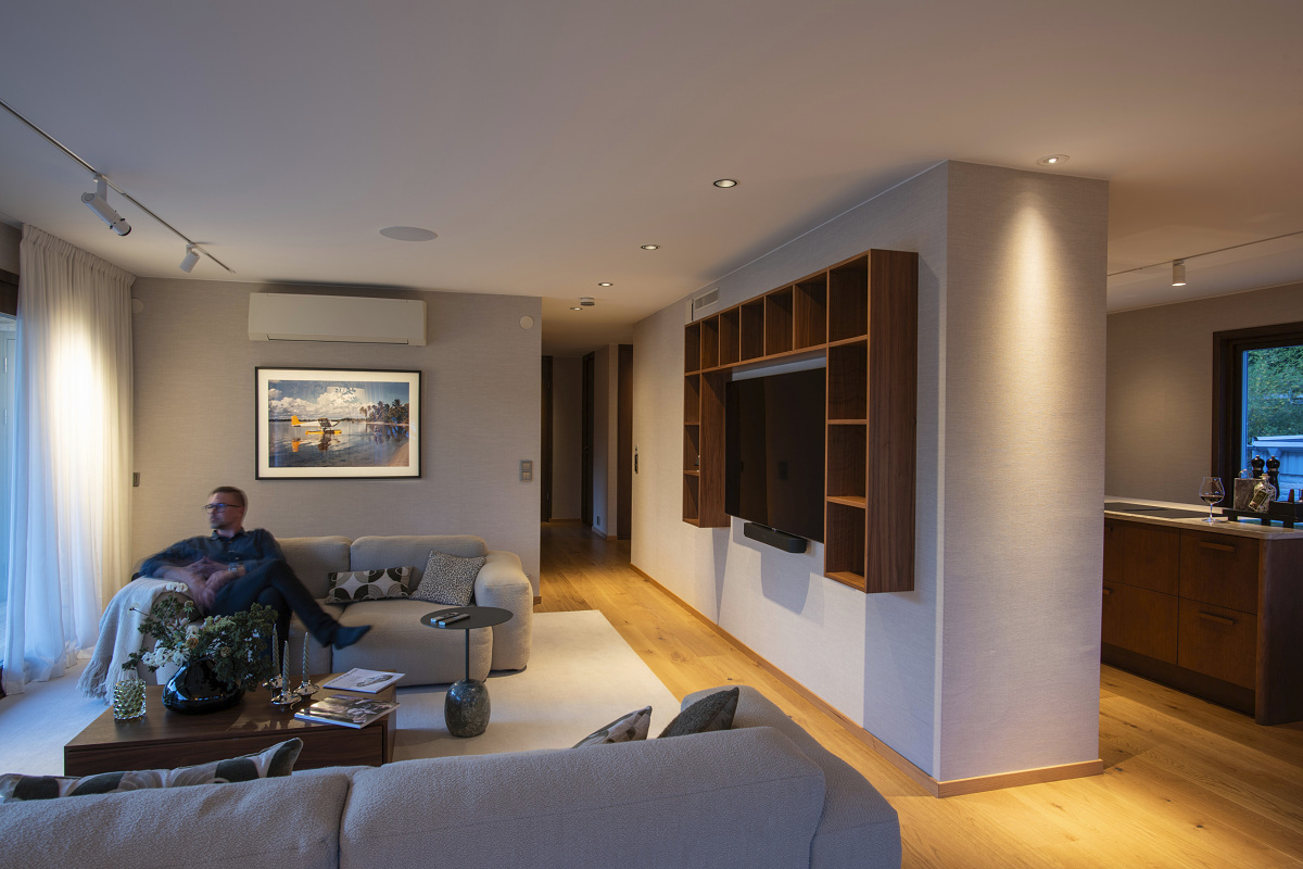 ERCO LED lighting in Villa Lakeside, Gothenburg: Living room with Axis recessed spotlights creating a warm atmosphere.