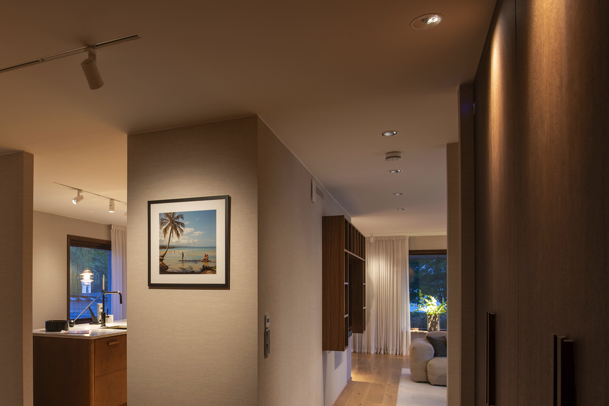 ERCO LED lighting with Parscan spotlights and Axis recessed spotlights in Villa Lakeside, Gothenburg.