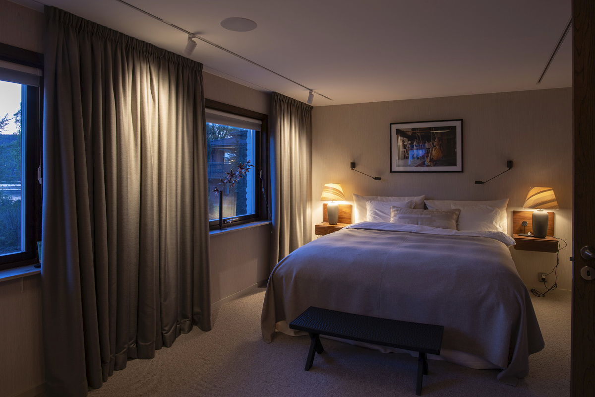 Villa Lakeside bedroom featuring ERCO LED lighting, creating a warm ambiance with downlights and spotlights.