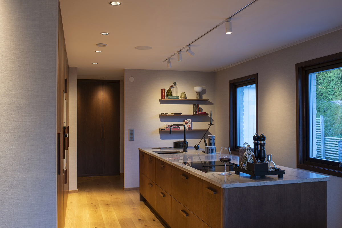 ERCO LED lighting with downlights and spotlights in a modern kitchen at Villa Lakeside, Gothenburg.