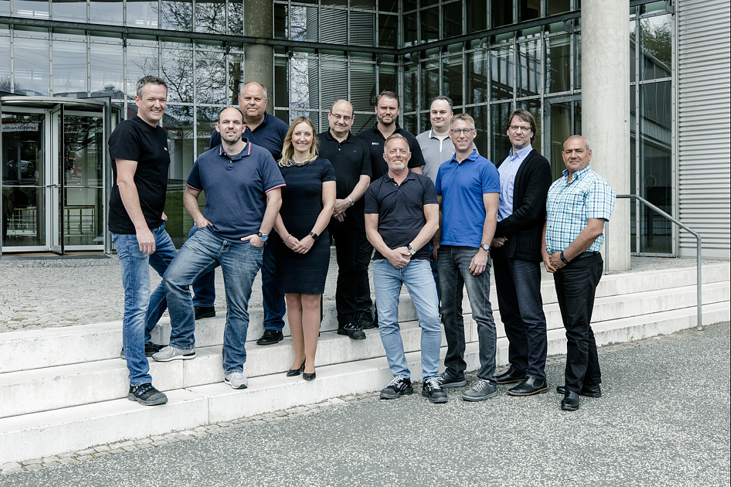 ERCOs vocational training and dual studies team in front of the company building, showcasing commitment and teamwork.