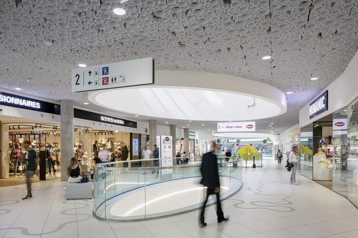 Iku recessed luminaires provide ambient lighting with Bluetooth control in Wien Mitte / The Mall.