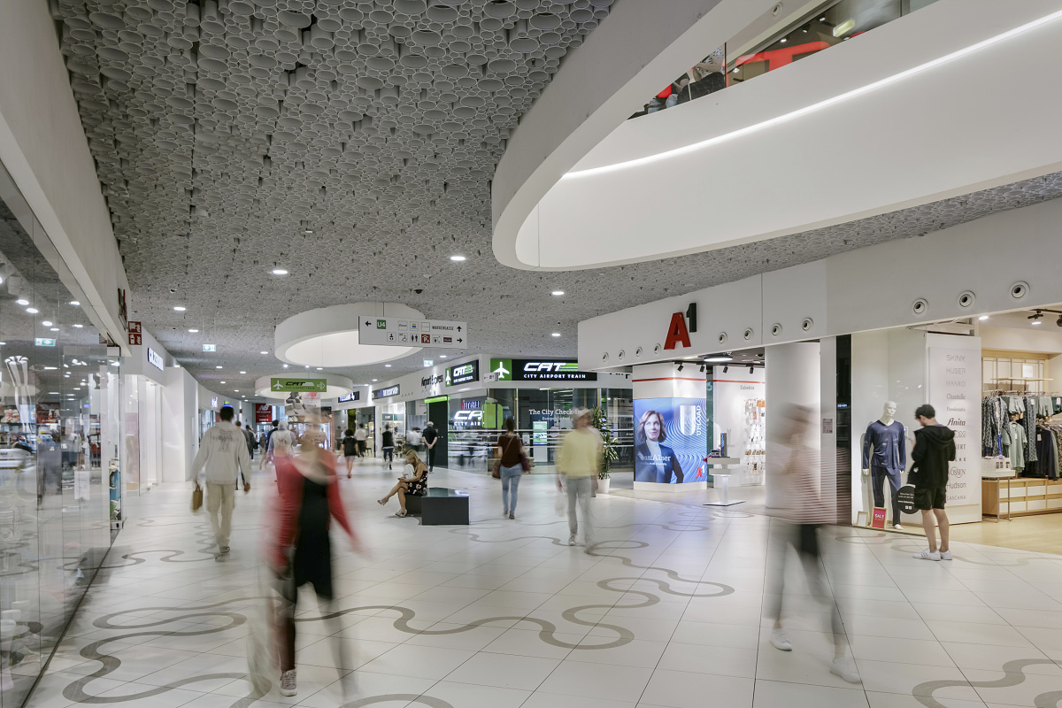 Iku recessed luminaires provide ambient lighting with Bluetooth control in Wien Mitte / The Mall.