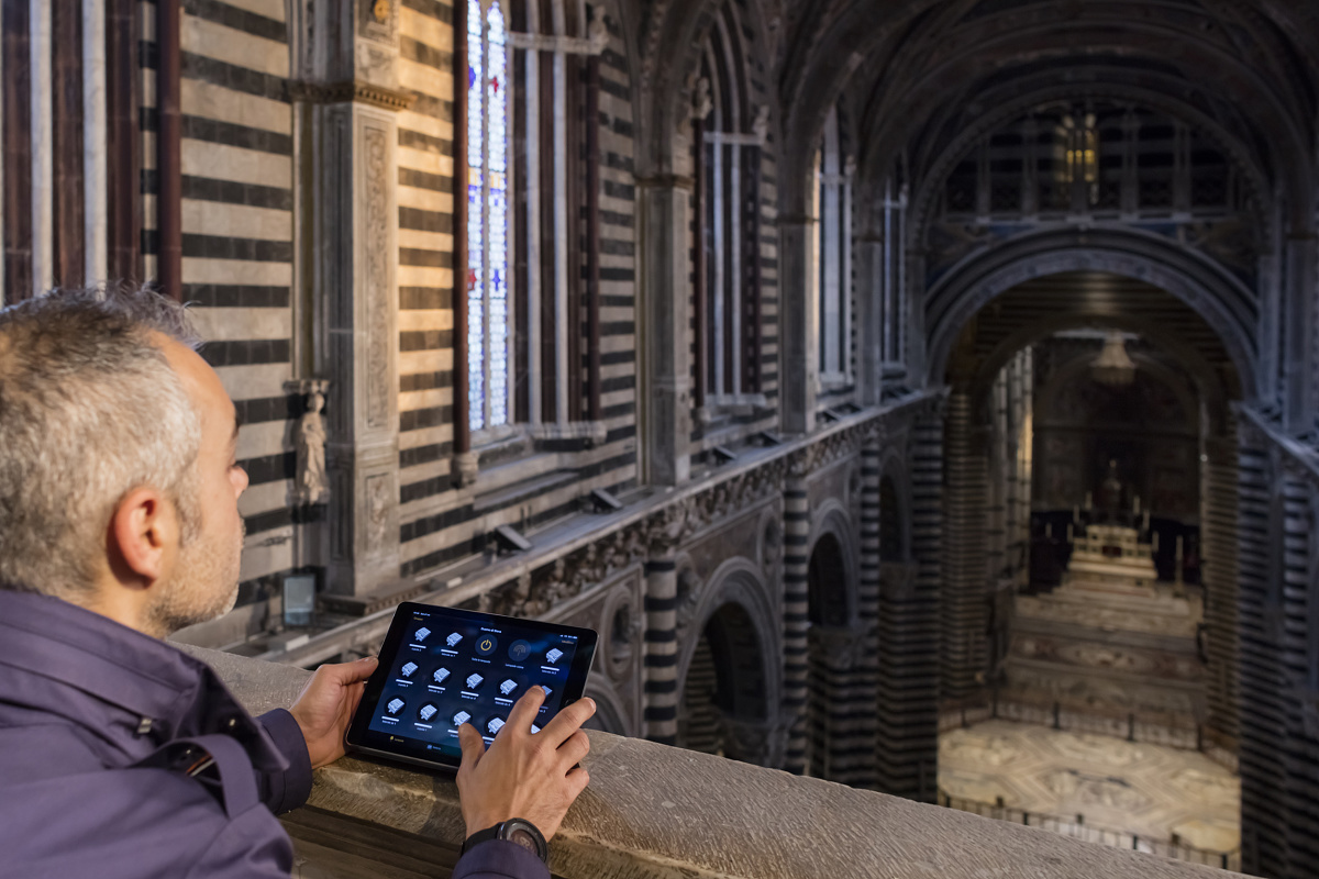 ERCO Casambi Bluetooth: Controlling lighting in a historic building with a tablet.