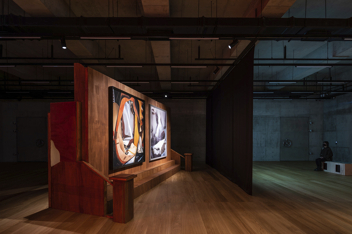 Art exhibition featuring ERCO lighting with Casambi Bluetooth control for custom light scenes.