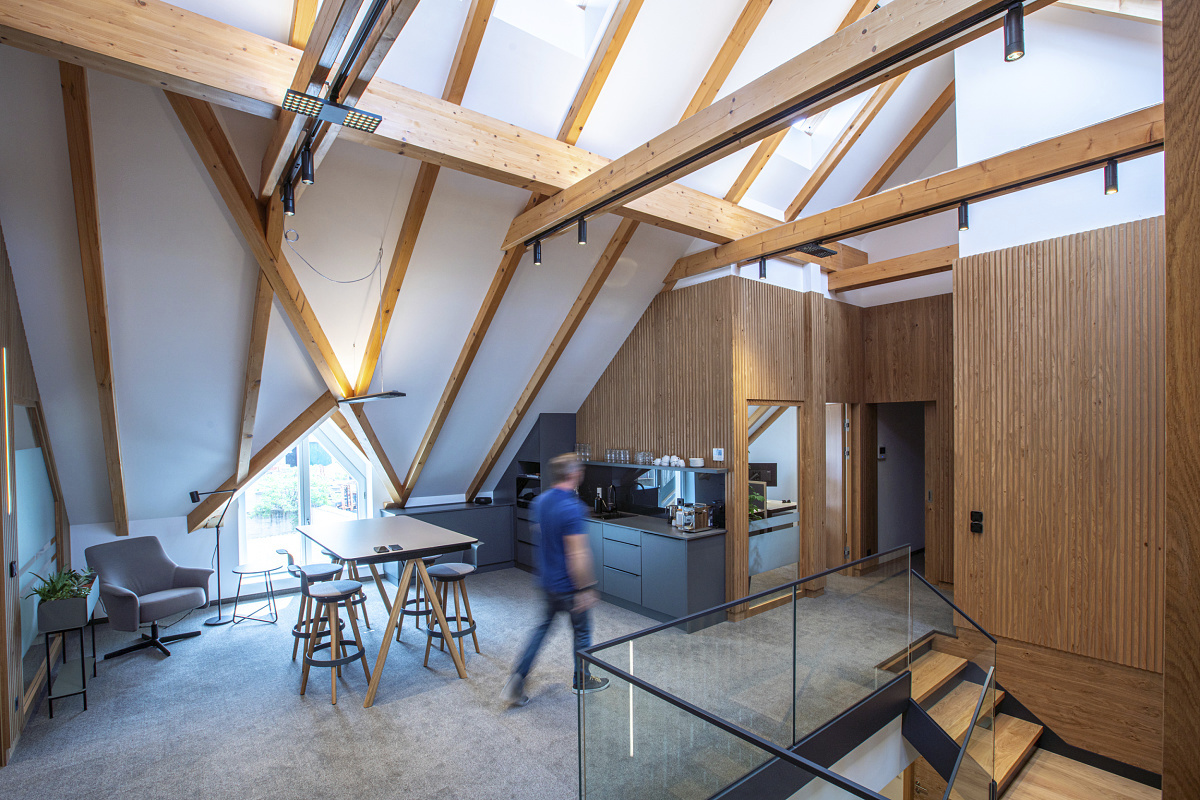 ERCO Jilly downlights and Uniscan spotlights in a modern WLK Energy GmbH office.