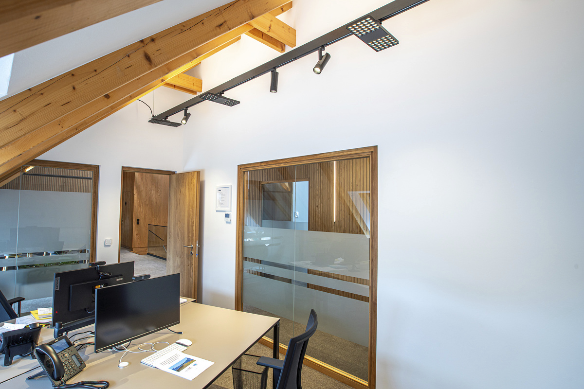 ERCO Jilly downlights and Uniscan spotlights for flexible office lighting.