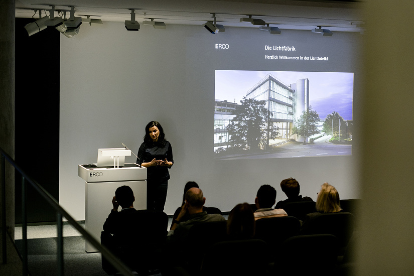 ERCO presentation: Employee presenting the Lichtfabrik to an audience.