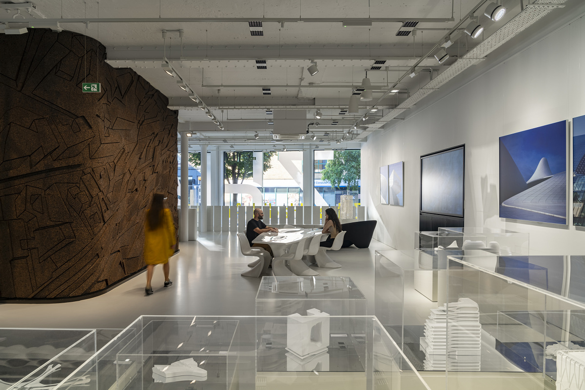 ERCO lighting at Zaha Hadid office, London: Flexible workspaces with Jilly downlights and Opton spotlights.