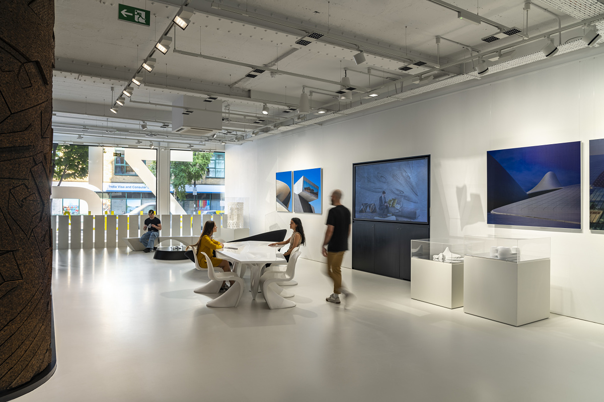 ERCO lighting at Zaha Hadid office, London: Flexible workspaces with Jilly downlights and Opton spotlights.