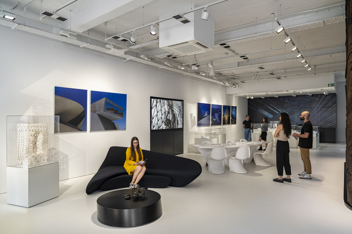 ERCO lighting at Zaha Hadid office, London: Flexible workspaces with adaptable lighting solutions.