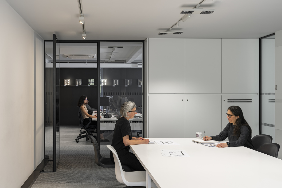 ERCO lighting at Zaha Hadid office, London: Flexible workspaces with Jilly downlights and Opton spotlights.