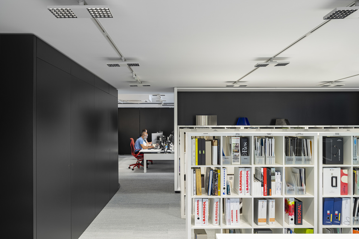 ERCO Jilly downlights illuminate Zaha Hadid's office, supporting well-being and flexible work.
