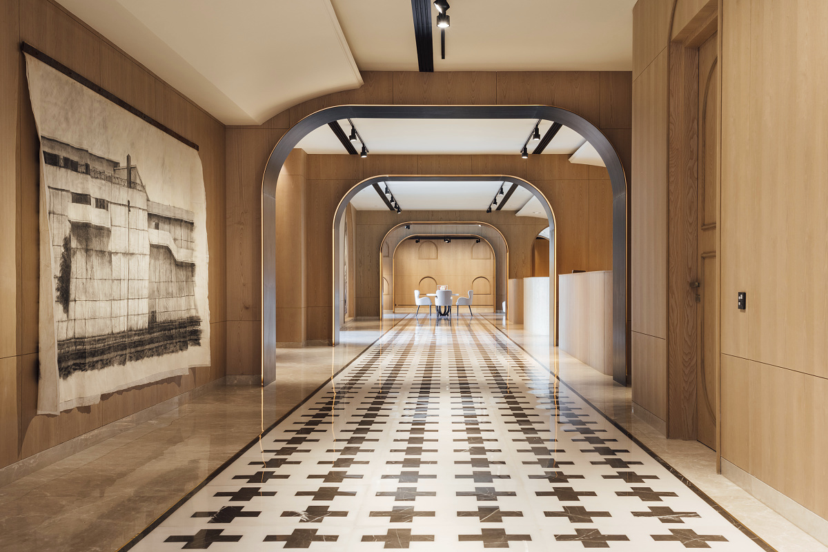 ERCO Optec spotlights illuminate the Zydus Cadila office hallway in Ahmedabad, enhancing visual comfort.