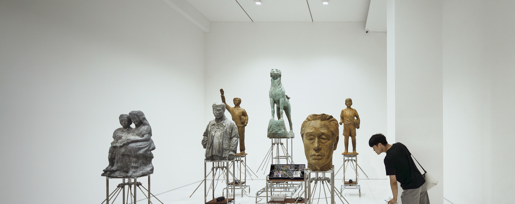 ERCO Jilly downlights illuminate sculptures at Arario Gallery, Seoul.